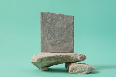 Aquamarine soyut doğa sahnesi taşlardan oluşur. Geometrik ile soyut kaide sahnesi.