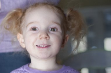 Kızıl saçlı kız hoş bir ifade ile