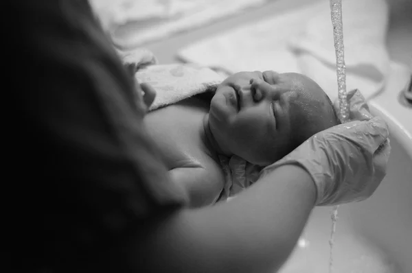 Πλύσιμο το κεφάλι του ένα νεογέννητο μωρό κάτω από το νερό — Φωτογραφία Αρχείου