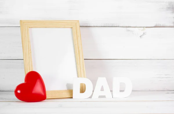 Cuore Rosso Con Cornice Sfondo Legno Bianco Simbolo Amore Papà — Foto Stock