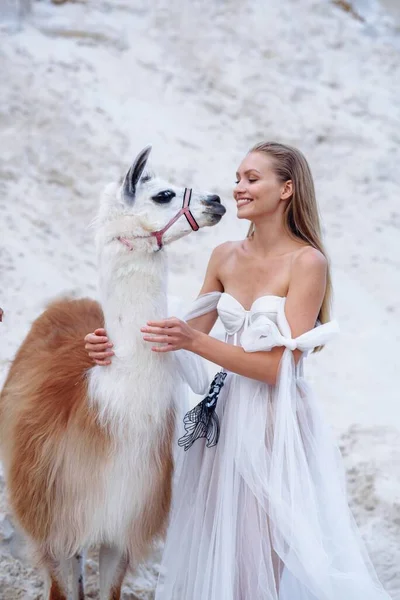 Güzel bir çift gelin ve damat, düğün günü okyanus sahilinde. Mutlu evlilikler.