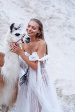 Güzel bir çift gelin ve damat, düğün günü okyanus sahilinde. Mutlu evlilikler.