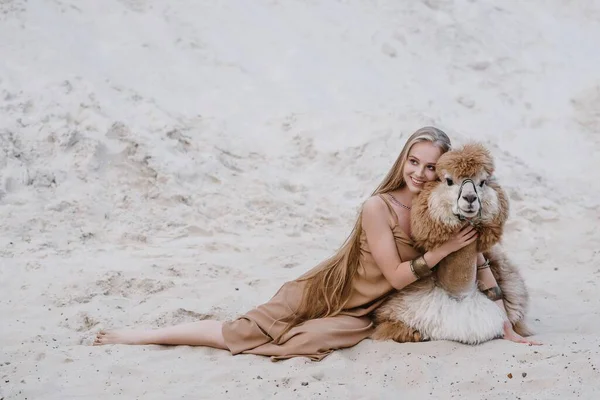 Mladá štíhlá krásná štíhlá sexy žena na bílém písku na pláži s dlouhými blond vlasy náramky — Stock fotografie