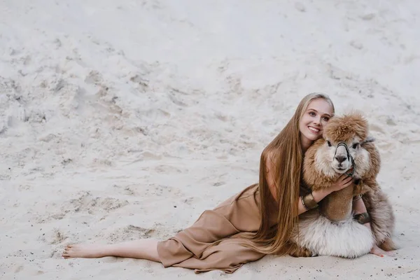 Молодая стройная красивая стройная сексуальная женщина на белом песке на пляже с длинными светлыми браслетами для волос — стоковое фото