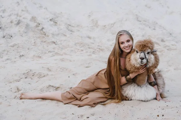 Молодая стройная красивая стройная сексуальная женщина на белом песке на пляже с длинными светлыми браслетами для волос — стоковое фото
