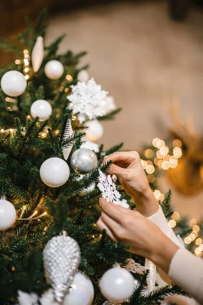 Bir kadın elinde Noel ağacı oyuncağı tutuyor Yeni yıl ağacı Noel ağacı