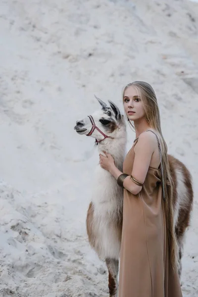 Молода струнка красива струнка сексуальна жінка на білому піску на пляжі з довгими блондинками для волосся — стокове фото