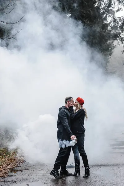 Pareja besándose en la niebla. amantes ternura color humo vapor blanco en el camino bosque romance —  Fotos de Stock