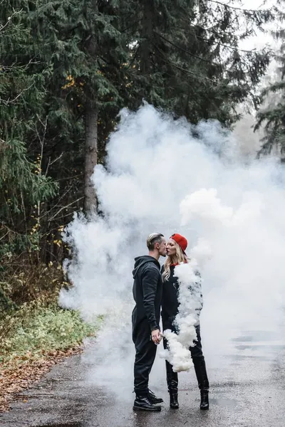 Pareja besándose en la niebla. amantes ternura color humo vapor blanco en el camino bosque romance — Foto de Stock