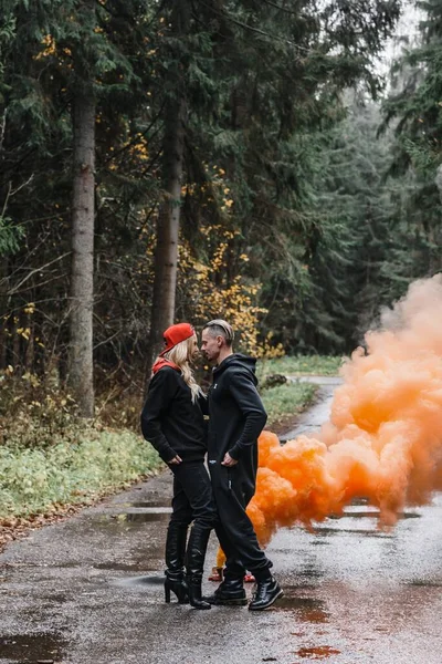 Pareja besándose en la niebla. amantes ternura color humo vapor blanco en el camino bosque romance —  Fotos de Stock