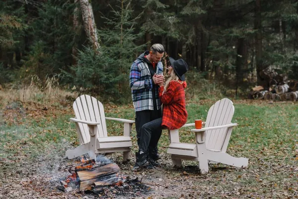 キスして。恋人優しさパス上の蒸気白森のロマンススタイリッシュな情熱によって — ストック写真
