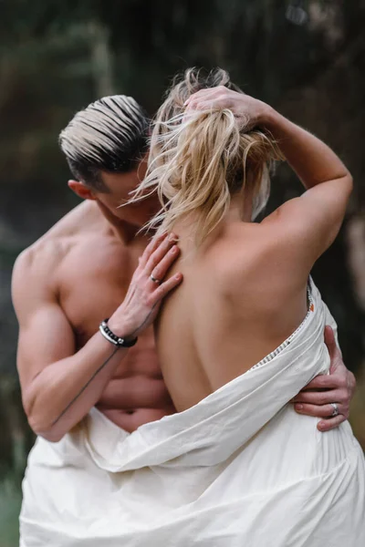 Een paar minnaars in een bad in het bos passie liefde tederheid seksualiteit aanraken van de echtgenoot Stockfoto