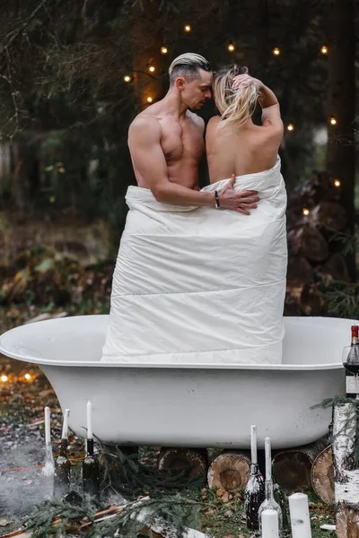 Un couple d'amoureux dans un bain dans la forêt passion amour tendresse sexualité toucher le conjoint — Photo