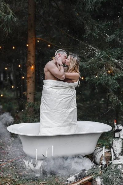 森の中の風呂の中の恋人たち愛情優しさセクシュアリティが配偶者に触れる — ストック写真