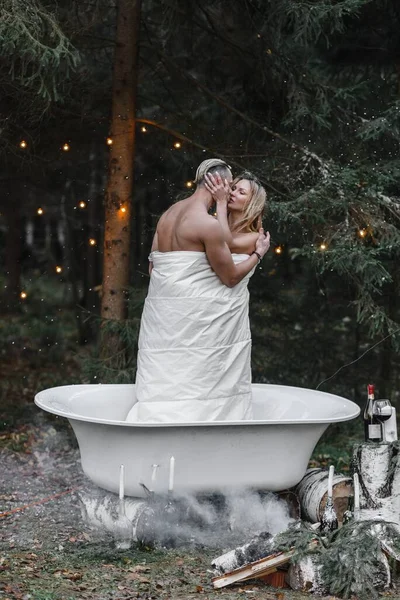 Un couple d'amoureux dans un bain dans la forêt passion amour tendresse sexualité toucher le conjoint — Photo