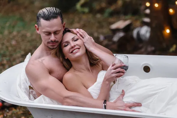 Un par de amantes en un baño en el bosque pasión amor ternura sexualidad tocar el cónyuge —  Fotos de Stock