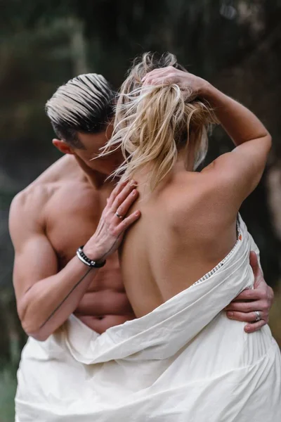 Un par de amantes en un baño en el bosque pasión amor ternura sexualidad tocar el cónyuge —  Fotos de Stock