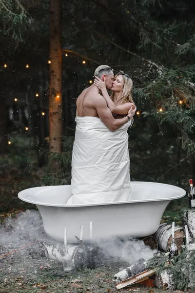 森の中の風呂の中の恋人たち愛情優しさセクシュアリティが配偶者に触れる — ストック写真