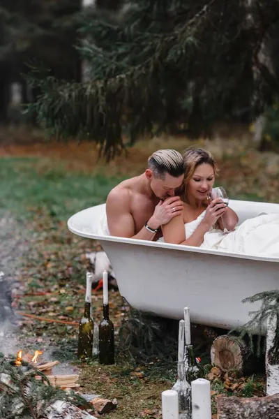 Пара влюбленных в ванне в лесу страсть любовь нежность сексуальность прикосновение супруга — стоковое фото