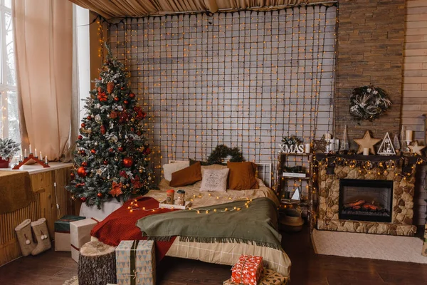 Kerst en Nieuwjaar ingericht interieur, gezellige woonkamer — Stockfoto