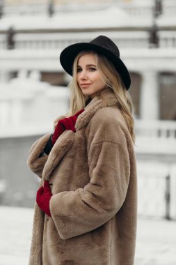 Gülümseyen genç kadın şapkası çiçek buketi sarı neşe buketi sarışın model