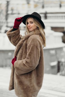 Gülümseyen genç kadın şapkası çiçek buketi sarı neşe buketi sarışın model