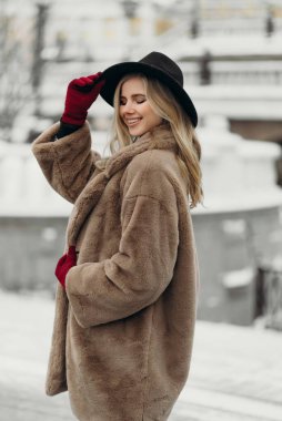 Gülümseyen genç kadın şapkası çiçek buketi sarı neşe buketi sarışın model