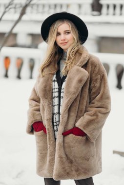 Gülümseyen genç kadın şapkası çiçek buketi sarı neşe buketi sarışın model