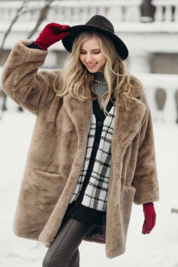 Gülümseyen genç kadın şapkası çiçek buketi sarı neşe buketi sarışın model