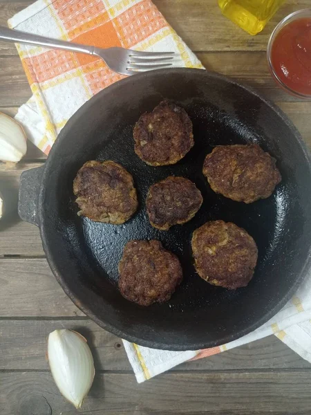 Polpette Fritte Una Pentola Coltello Con Verdi — Foto Stock