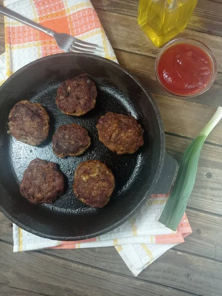 Polpette Fritte Una Pentola Coltello Con Verdi — Foto Stock