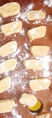 Süzme peynirli çiğ tembel hamur tatlısı.