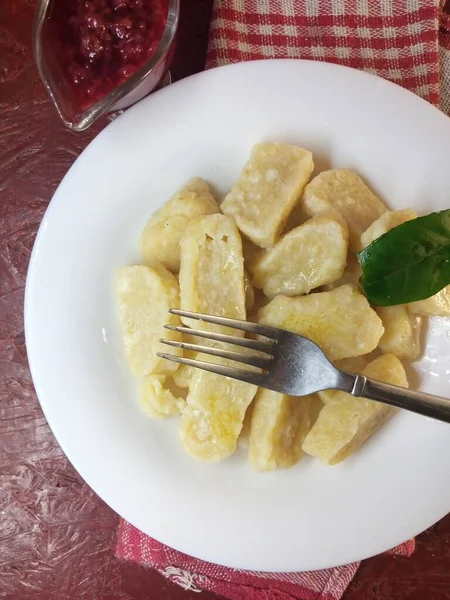 Gotowane Leniwe Pierogi Serem Wiejskim Masłem — Zdjęcie stockowe