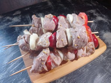 Sebze ile domuz eti şiş 