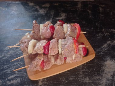 Sebze ile domuz eti şiş 