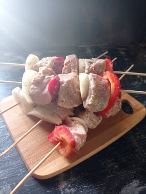 Sebze ile domuz eti şiş 