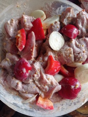 Sebze ile domuz eti şiş 