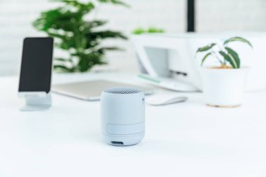Çalışma alanında taşınabilir küçük bluetooth hoparlör
