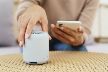 Hoparlöre bağlı bluetooth kullanarak yakın plan çekimde.