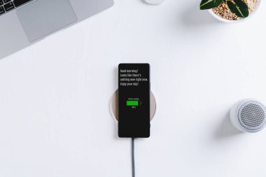 akıllı telefon kablosuz şarj beyaz masa arka planı