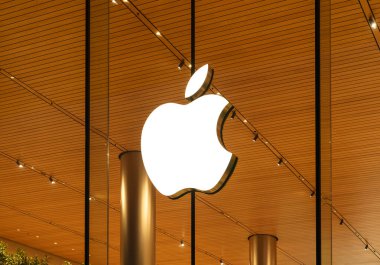 Bangkok, Tayland - 30 Eylül 2019: Apple Iregaram 'daki Apple logosu Iconsiam alışveriş merkezlerinin içindeki yeni Apple Store Bangkok-Tayland Chao Phraya Nehri üzerinde yeni bir küresel dönüm noktası..