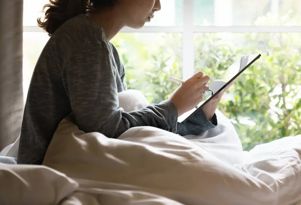 Δουλεύοντας Πρωί Εργαζόμενες Γυναίκες Χρησιμοποιούν Στυλό Ψηφιακή Ταμπλέτα Στο Κρεβάτι — Φωτογραφία Αρχείου