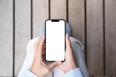 Üst açı görünümünde taklit telefon mobili kullanan el