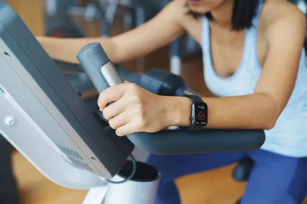 Exibição Aplicativo Pulso Smartwatch Nas Mãos Uma Mulher Que Exercita — Fotografia de Stock