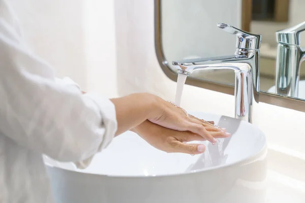 細菌を防ぐために洗面台で手洗いを閉じて — ストック写真