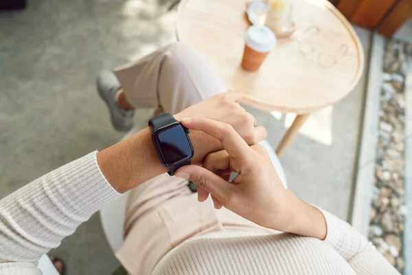 Frauen Kontrollieren Smartwatch Ihrer Hand — Stockfoto