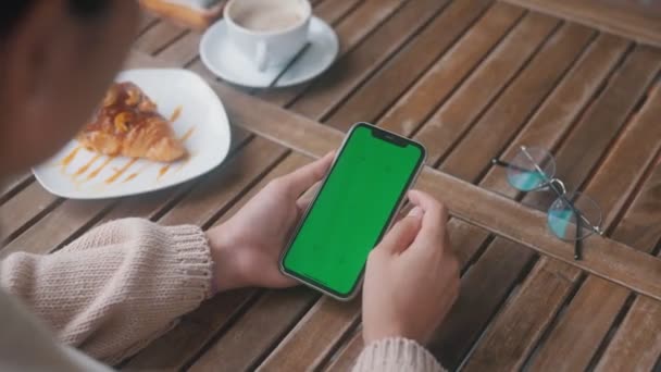 朝の携帯電話の緑色のスクリーンを使用して閉じる女性 — ストック動画