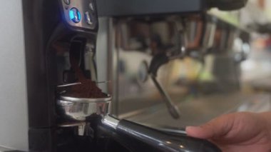 Kahve makinesiyle kahve hazırlayan barista.