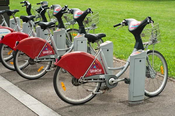 MULHOUSE - FRANCIA - 13 de julio de 2014 - ciudad de vacaciones en bicicleta — Foto de Stock