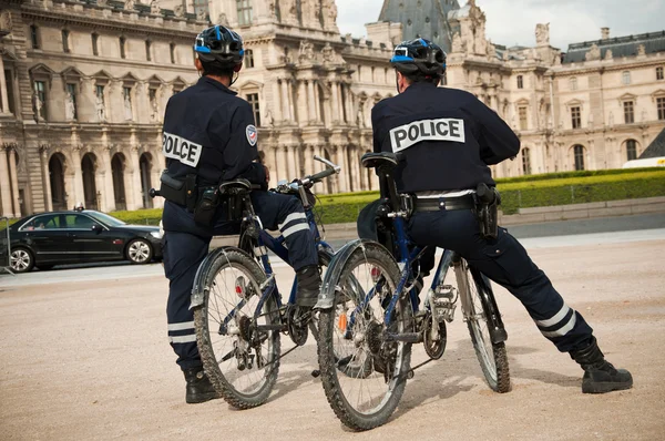 Franse politieagenten in fiets — Stockfoto